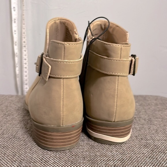 St. John’s Bay tan suede ankle boots, size 7 1/2, NWT. - Picture 3 of 12